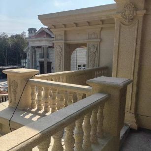 漯河 黄金麻别墅外墙干挂雕花配合阳台栏杆花瓶柱