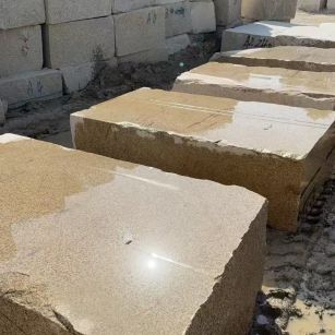 漯河 黄金麻方料堆场洗料分选中，原材料充足