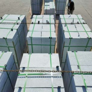 漯河 芝麻白花岗岩5公分地铺石 花岗岩厂家工厂装车日常