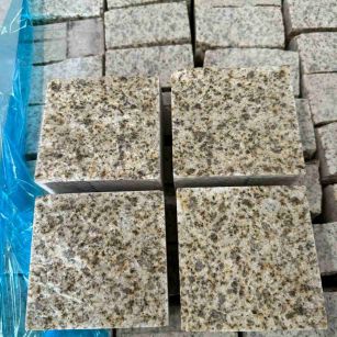 漯河 黄金麻花岗岩自然面小方块，弹石，马蹄石等