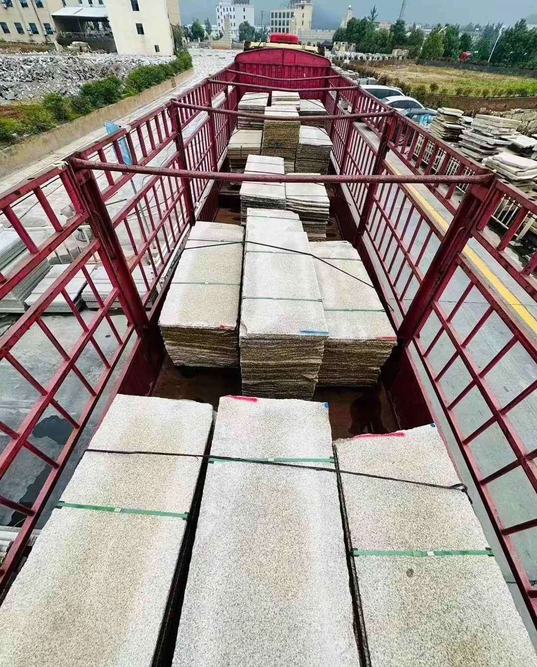 漯河 黄金麻花岗岩荔枝面，光面毛板装车完成