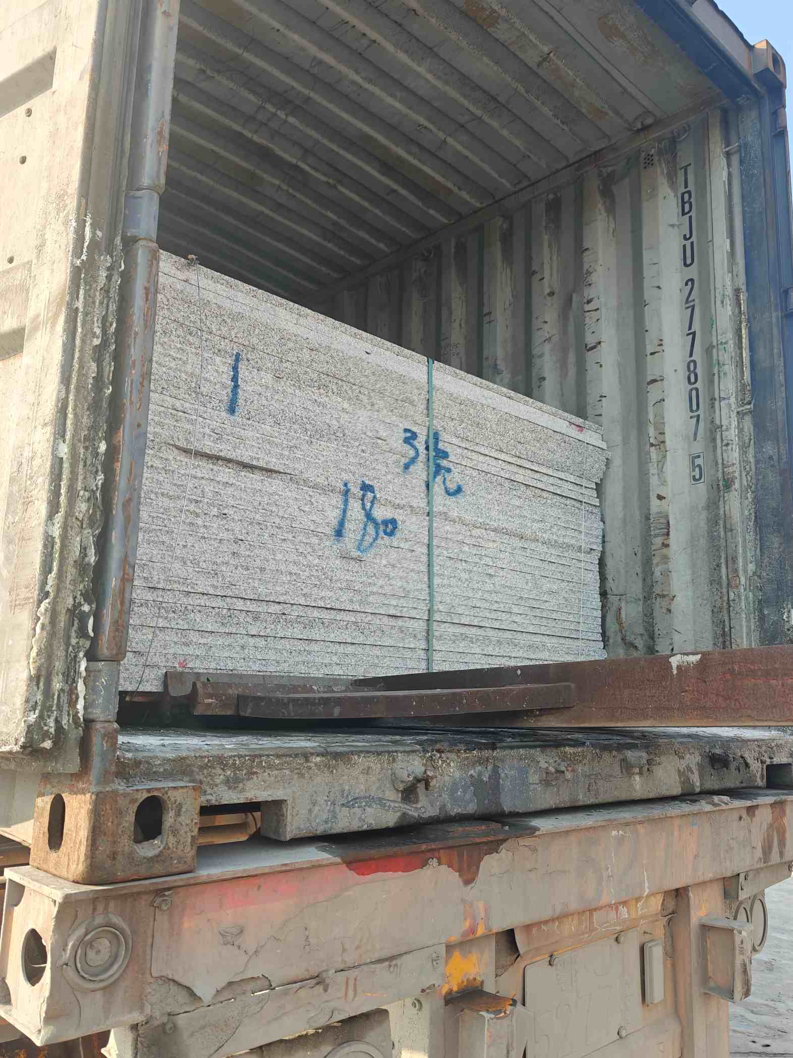 漯河 芝麻白花岗岩石材3.0公分光面毛板装柜出货