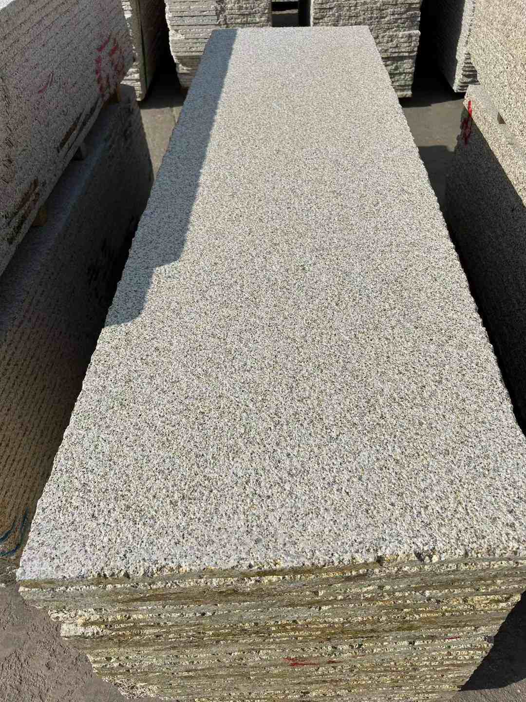 漯河 黄金麻花岗岩荔枝面毛板，半成品