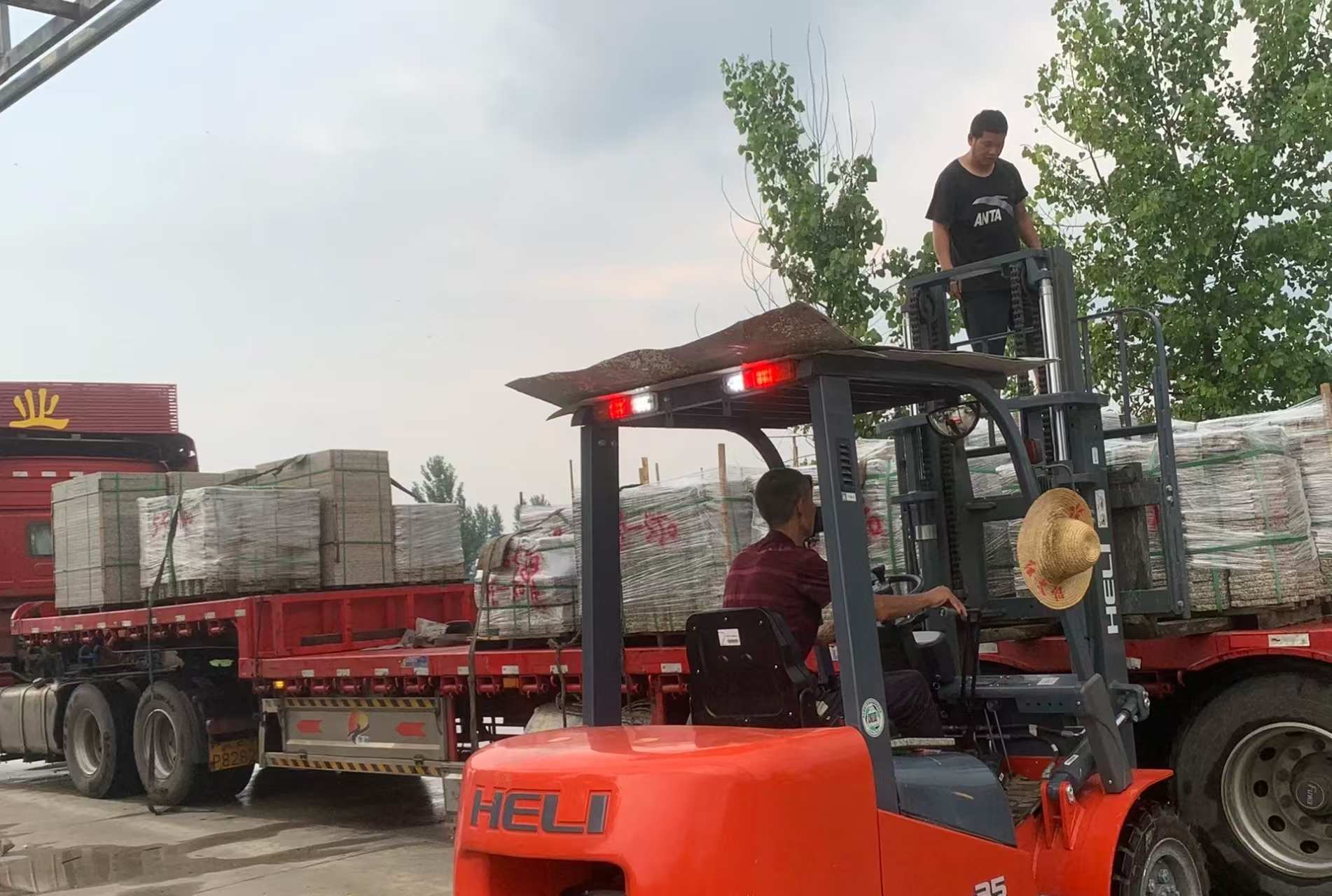 漯河 黄金麻冰裂纹，地铺石装车