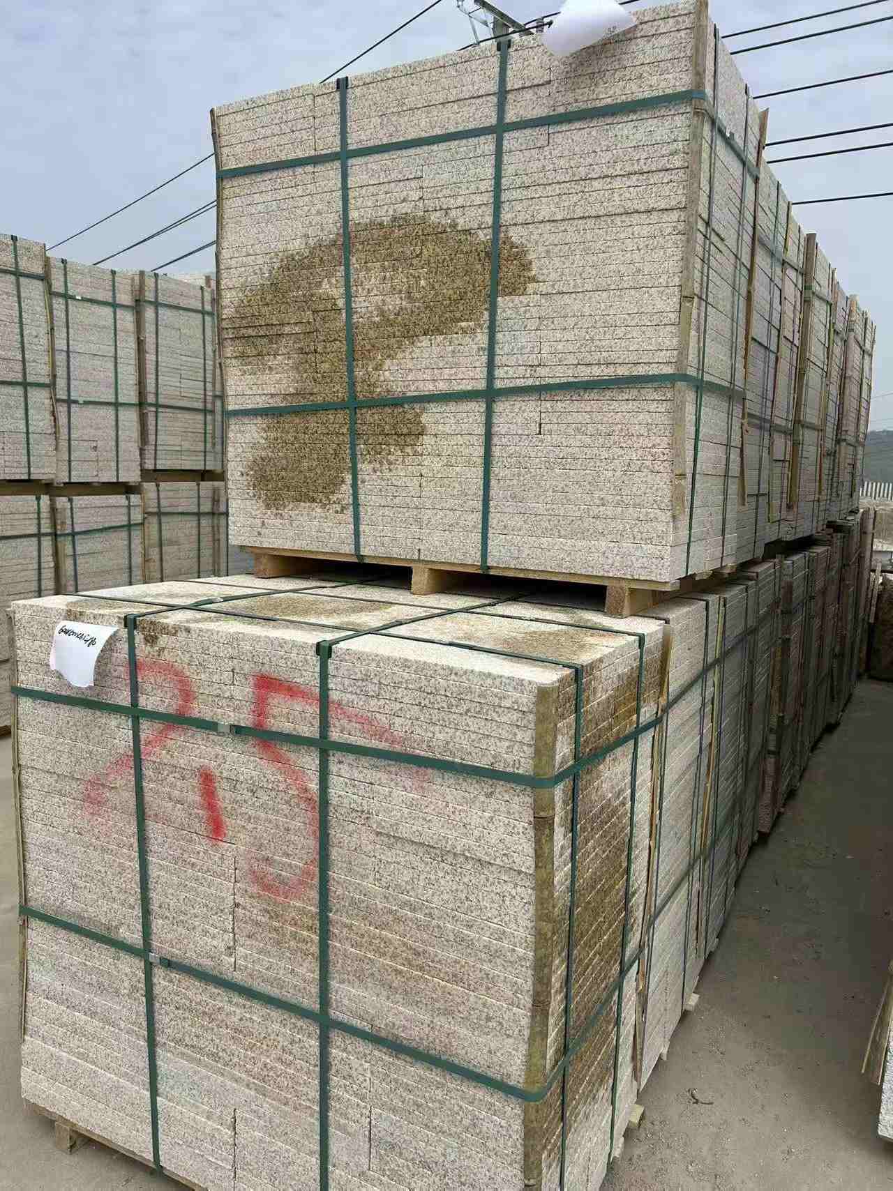 漯河 黄金麻花岗岩石材荔枝面地铺石2.5*300*600