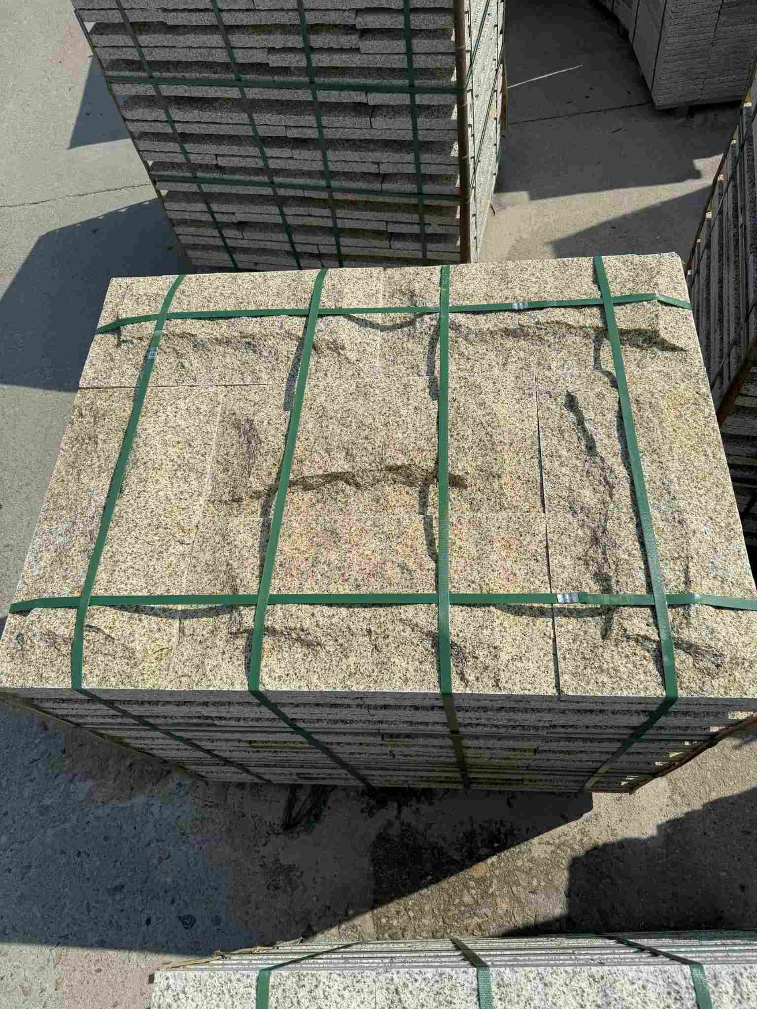 漯河 黄金麻花岗岩石材自然面蘑菇石成品