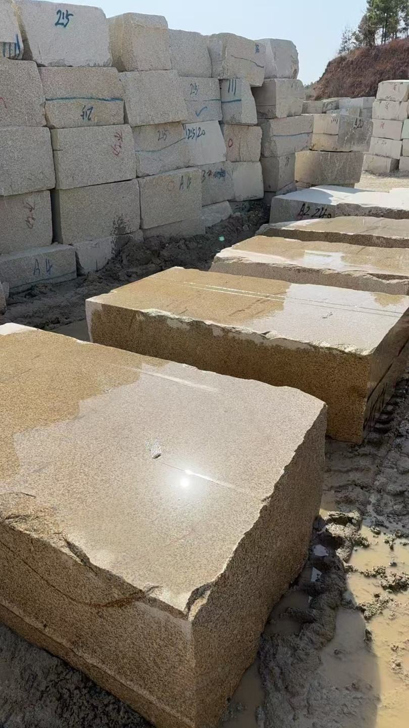 漯河 黄金麻方料堆场洗料分选中，原材料充足