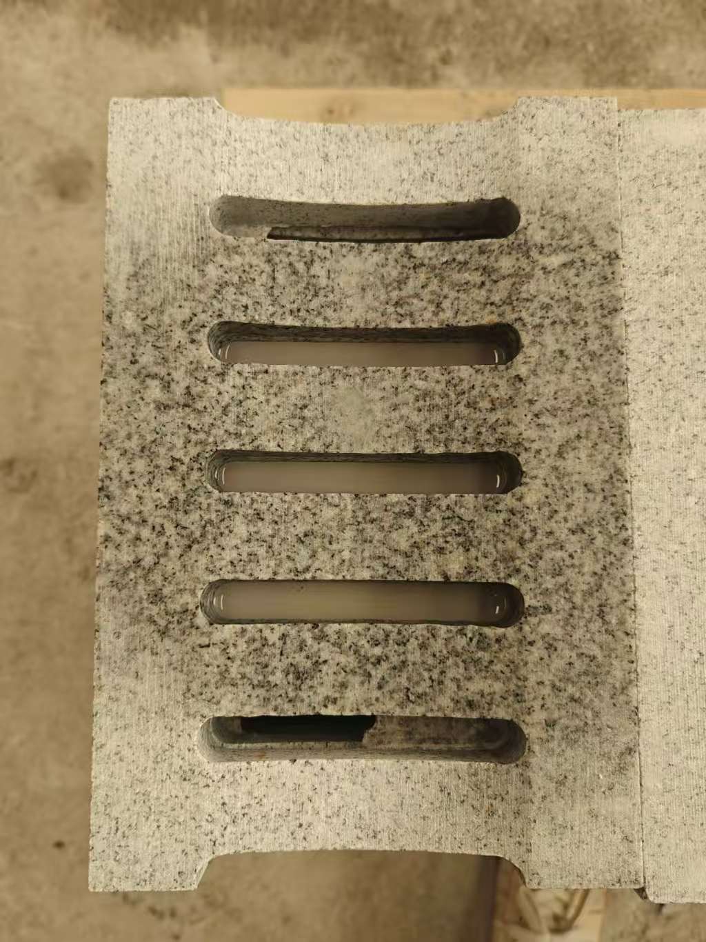 漯河 芝麻白拉丝面花岗岩U型开槽排水槽