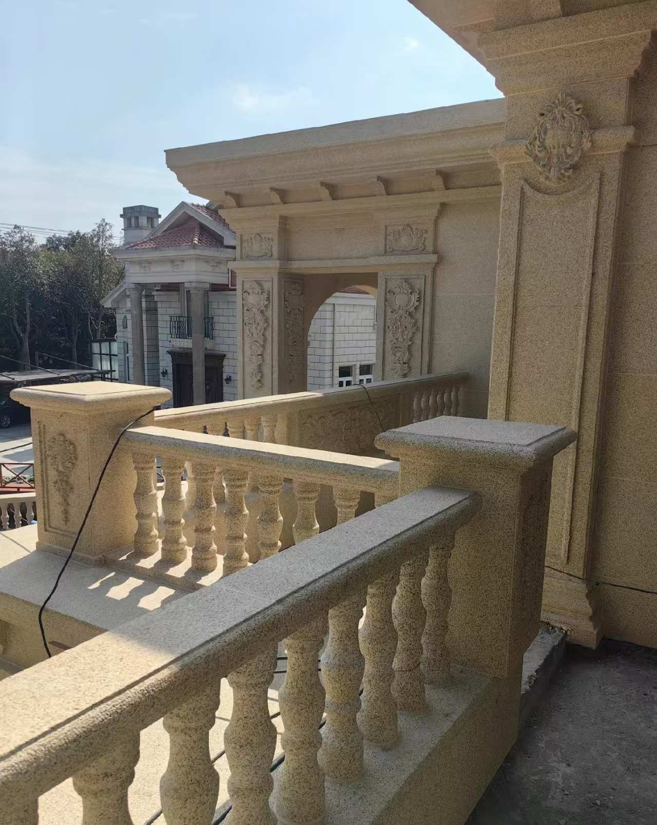 漯河 黄金麻别墅外墙干挂雕花配合阳台栏杆花瓶柱