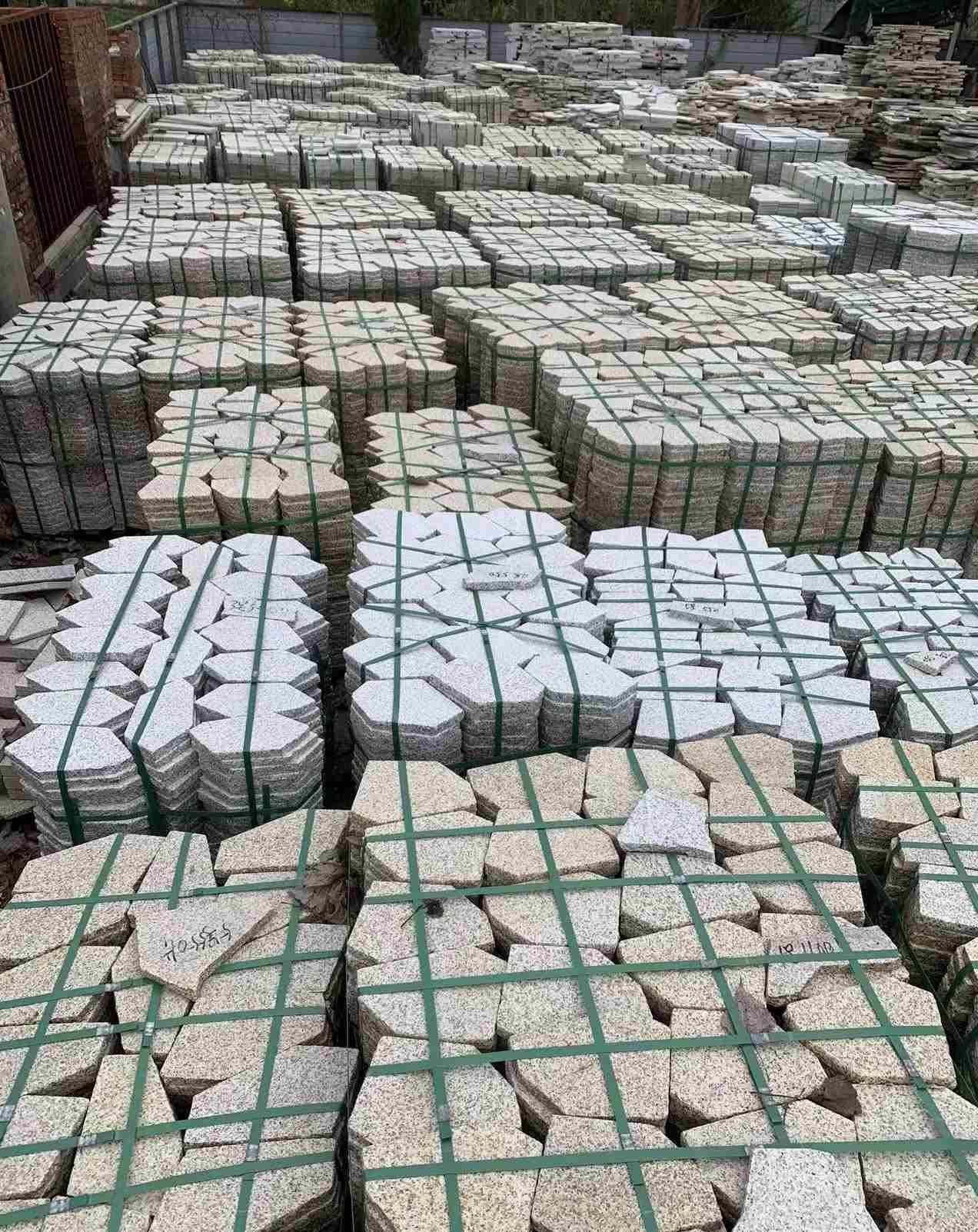 漯河 黄金麻白麻花岗岩荔枝面地铺石(冰裂纹)