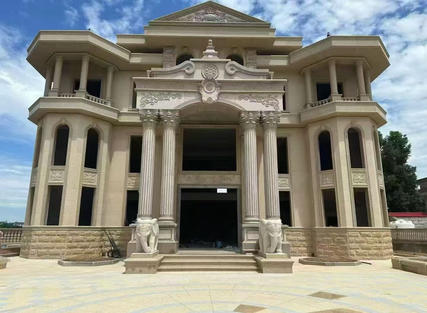 漯河 黄金麻别墅外墙干挂，大柱，大象，蘑菇石，雕花板