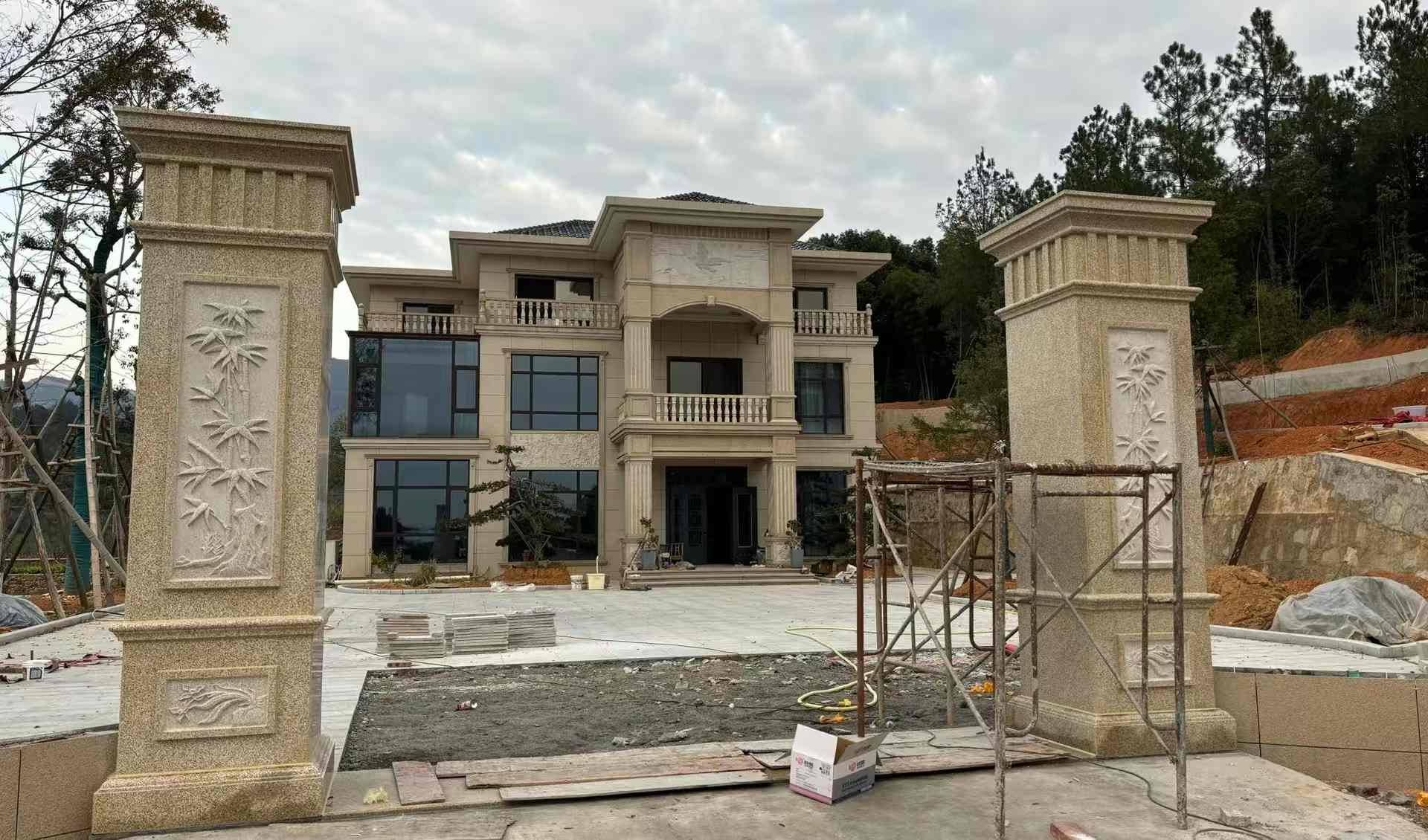 漯河 黄金麻花岗岩别墅雕花外墙干挂配上门口雕花罗马柱