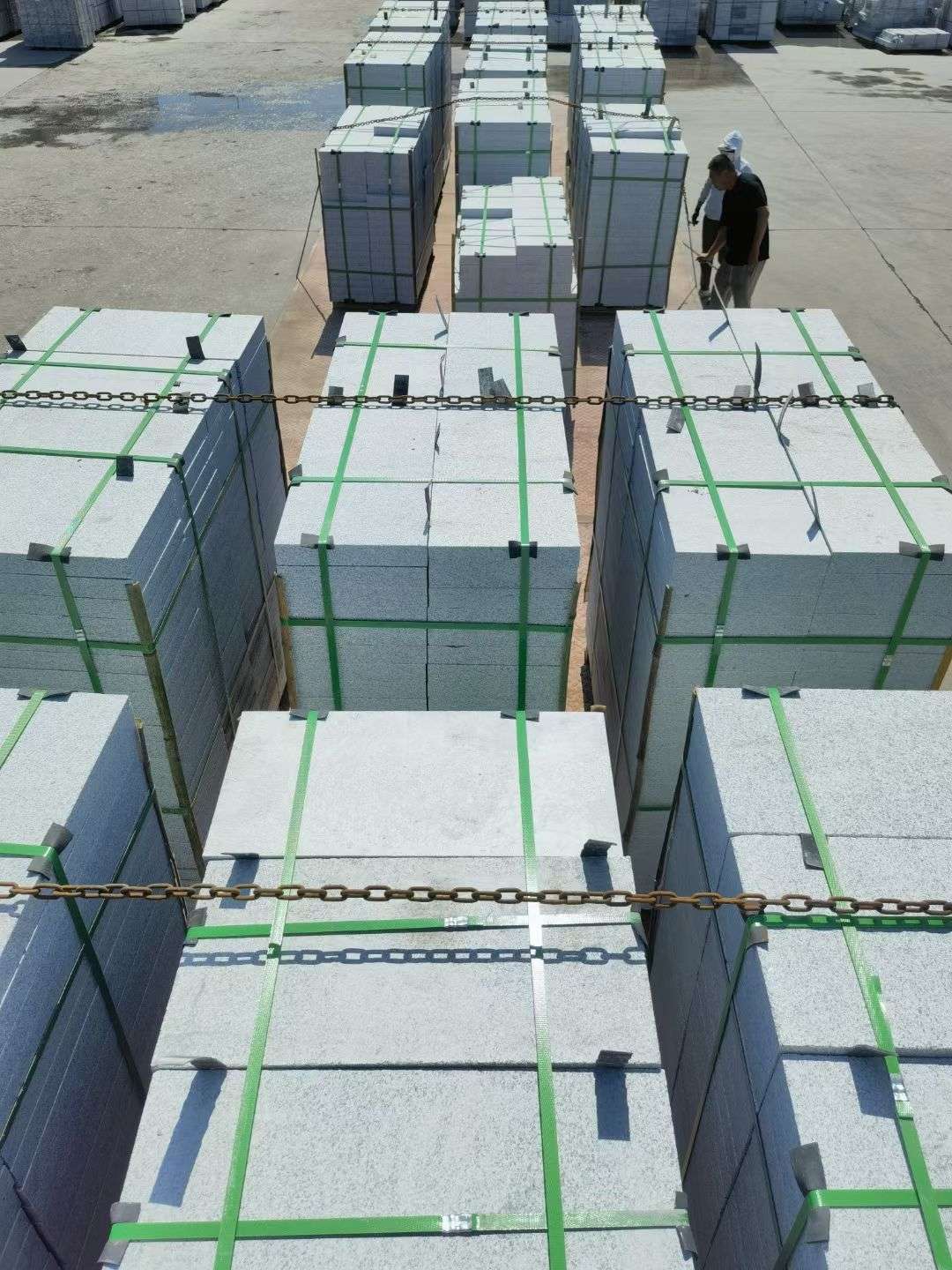 漯河 芝麻白花岗岩5公分地铺石 花岗岩厂家工厂装车日常